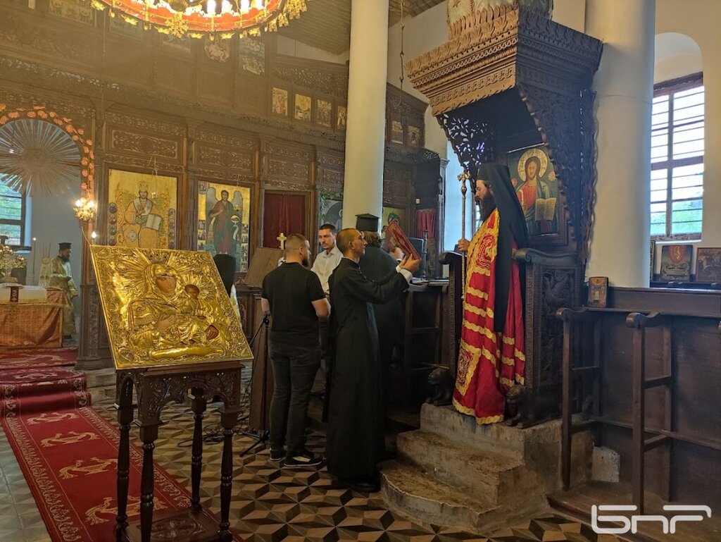 Сливенският митрополит Арсений посети село Кости по повод празника му