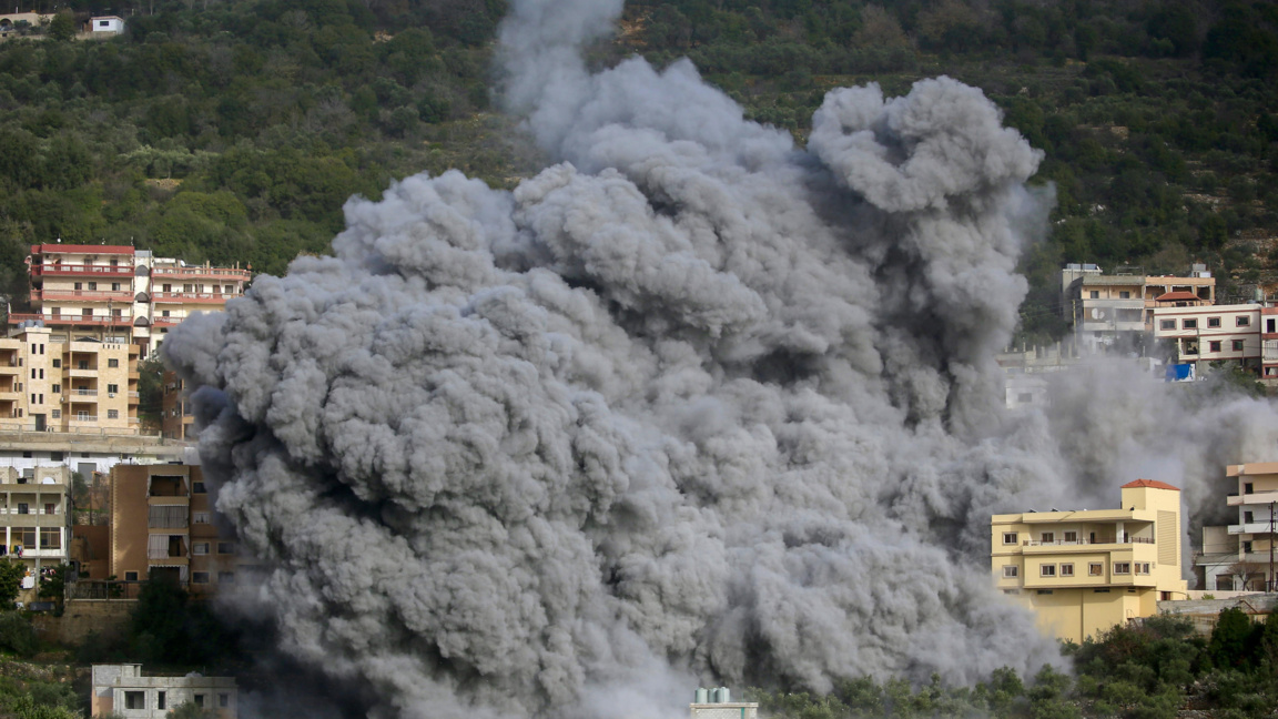 Дим се издига над сгради в Аин Кана в Югоизточен Ливан след удари на израелската армия