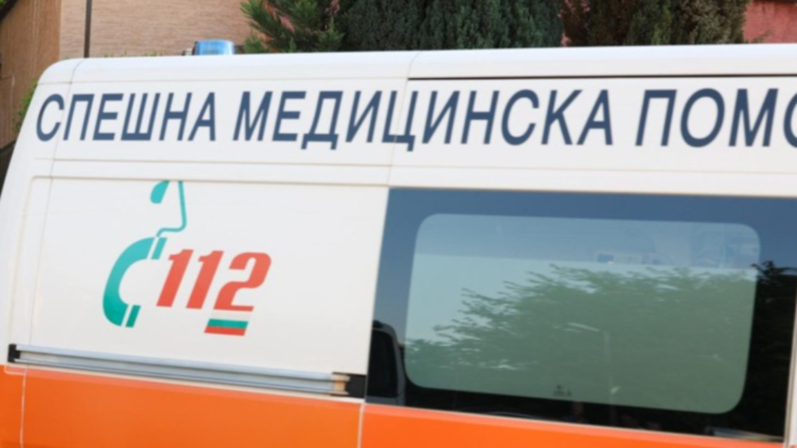 Петима души загинаха при две тежки катастрофи в страната