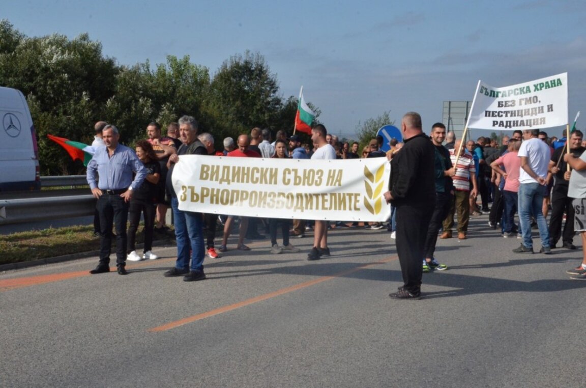 Във Видин земеделски производители блокираха за часове пътя за Дунав мост 2