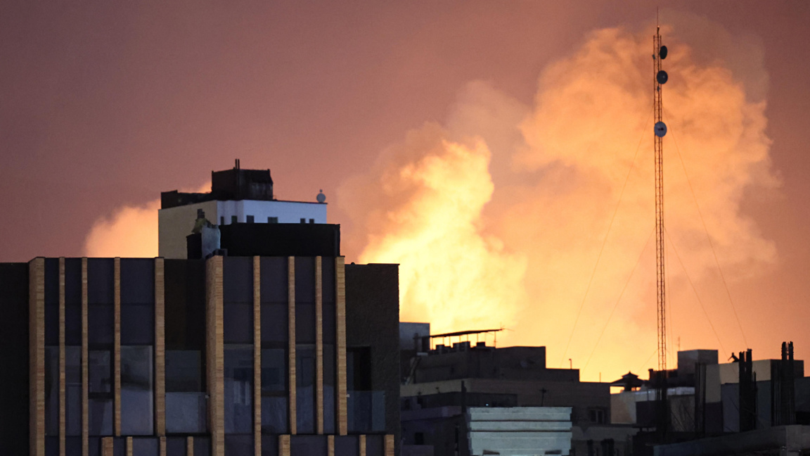 Дим и пламъци след експлозия на втория пореден ден от ударите по Техеран,1 март 2026 г.