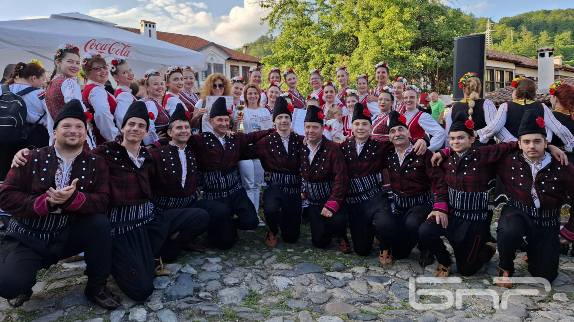 Танцов клуб "Фолклорна плетеница" от град Варна