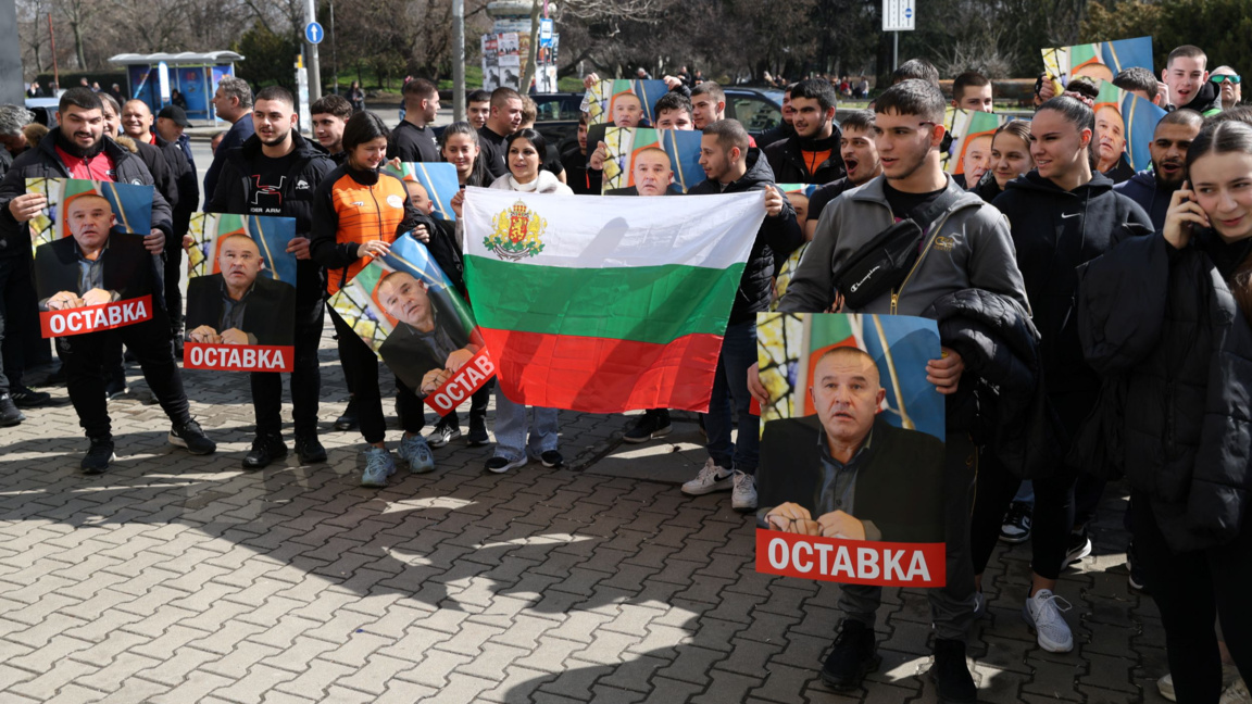 Протестиращите пред ММС поискаха оставката на Ботев.