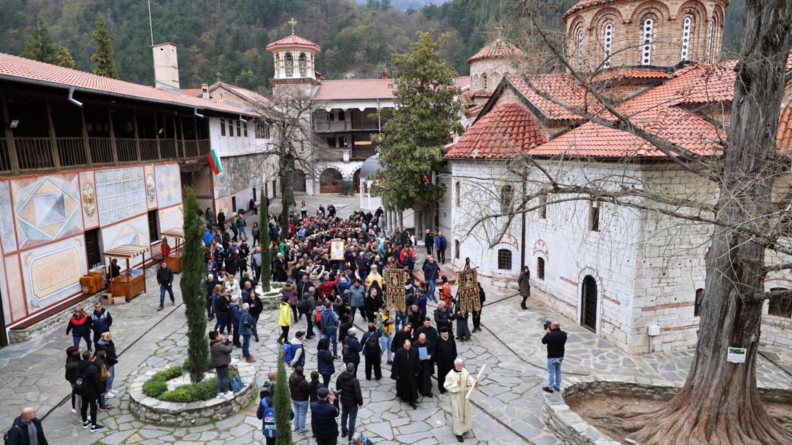 Миряни последваха иконата на Св. Богород...