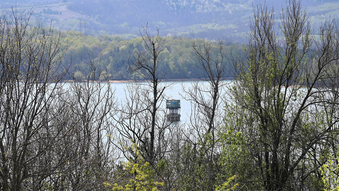 Un front rece însoțit de precipitații va...