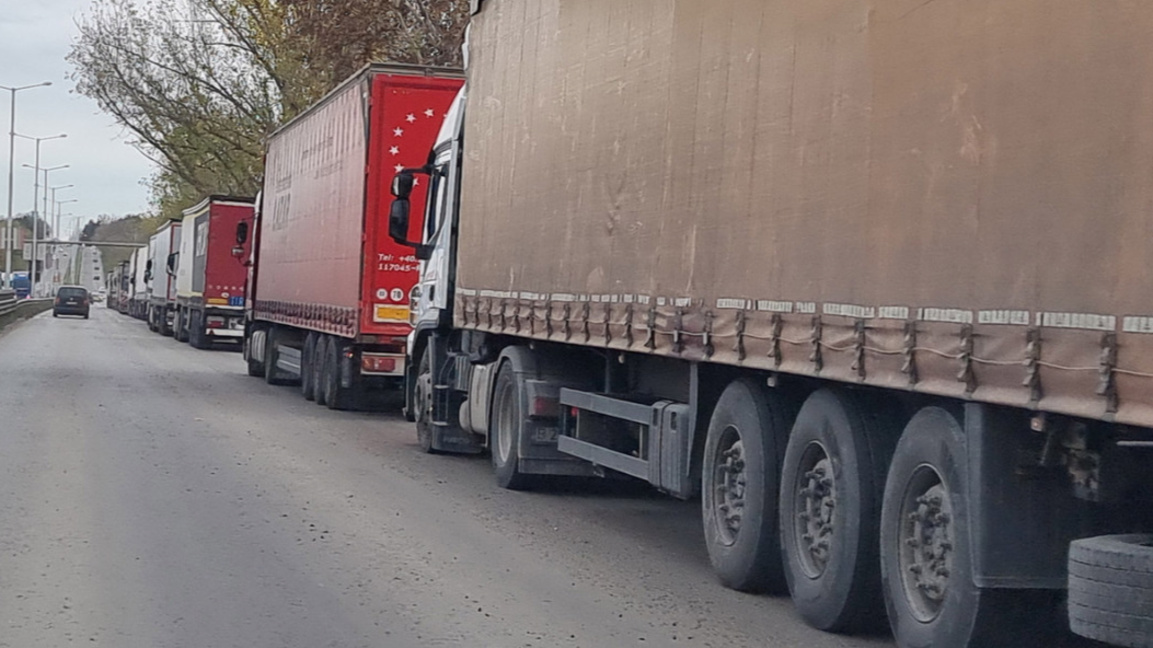 Спряно е влизането у нас на камиони над 3,5 т през пунктовете с РСМ и Сърбия