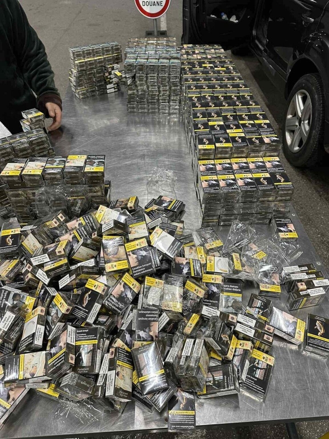 Над 130 000 къса контрабандни цигари в леки автомобили откриха на ГКПП Капитан Андреево