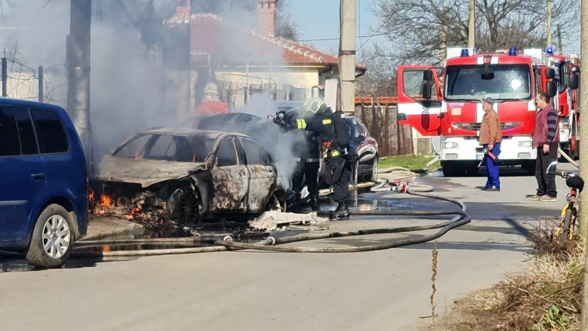 Три автомобила изгоряха при пожар в село Преславен