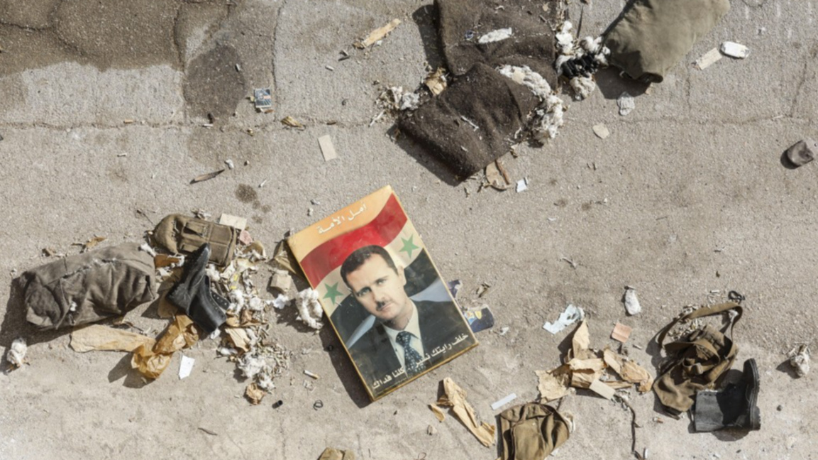 Портрет на Башар Асад в опустошена военновъздушна база край Дамаск, 16 декември 2024 г.