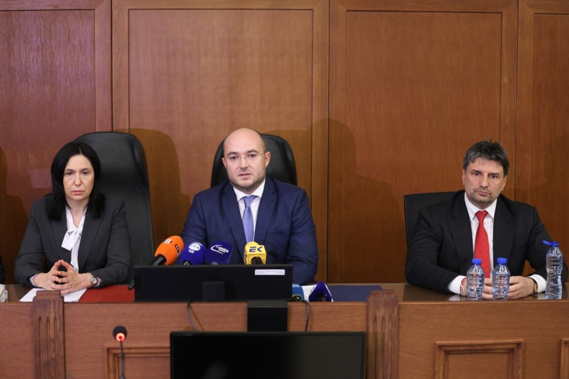 От ляво надясно - изпълняващият функциите административен ръководител на Софийска районна прокуратура Светлана Димитрова, министърът на правосъдието Георги Георгиев и директорът на СДВР Любомир Николов.