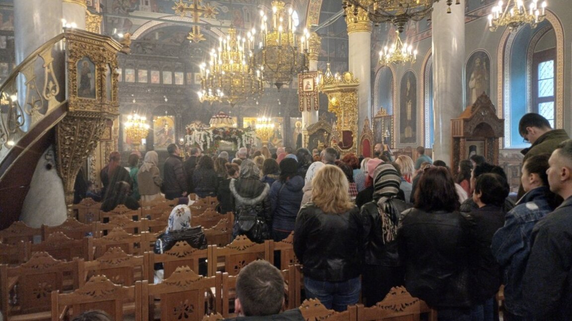 На Разпети петък християни извиха опашка в храм "Света Марина"