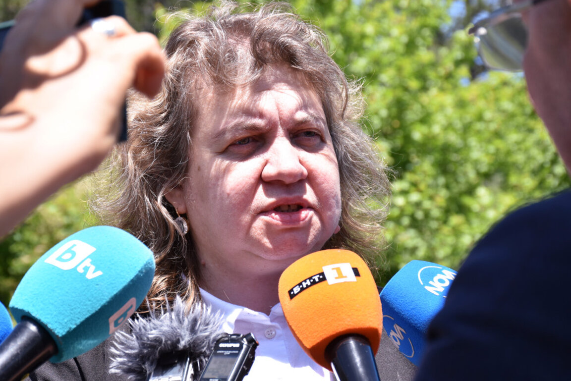 Председателят на Народното събрание Наталия Киселова дава изявление пред медии.