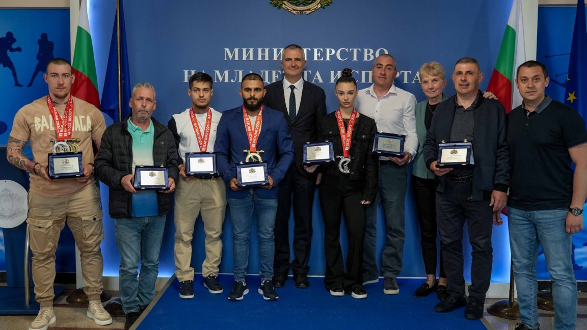 Спортният министър награди медалистите от eвропейското по щанги