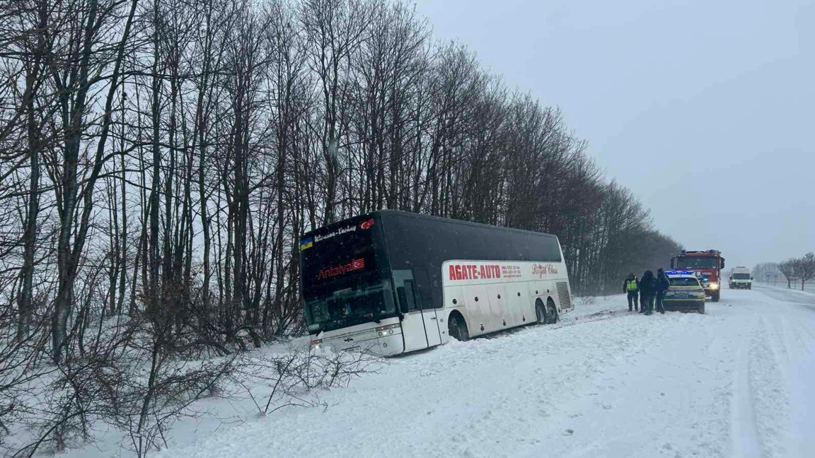 Автобус със 17 души аварира край Балчик