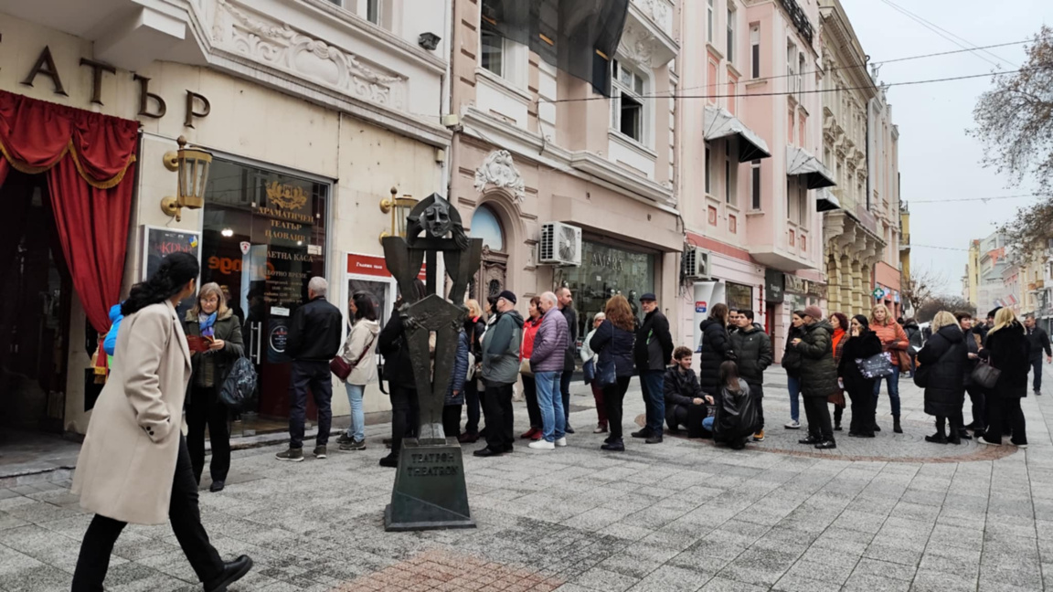 Опашка се вие пред касата на Драматичен театър - Пловдив