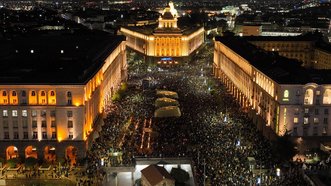 Политическата 2025-а: протести и правителство в оставка на прага на еврозоната