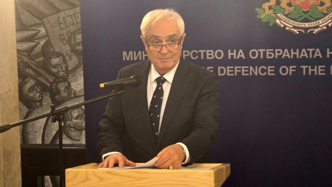 Министърът на отбраната Атанас Запрянов