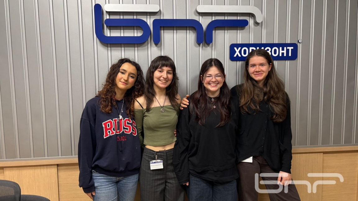 Ученици от Клуба по гражданско образование към Втора Английска езикова гимназия - София