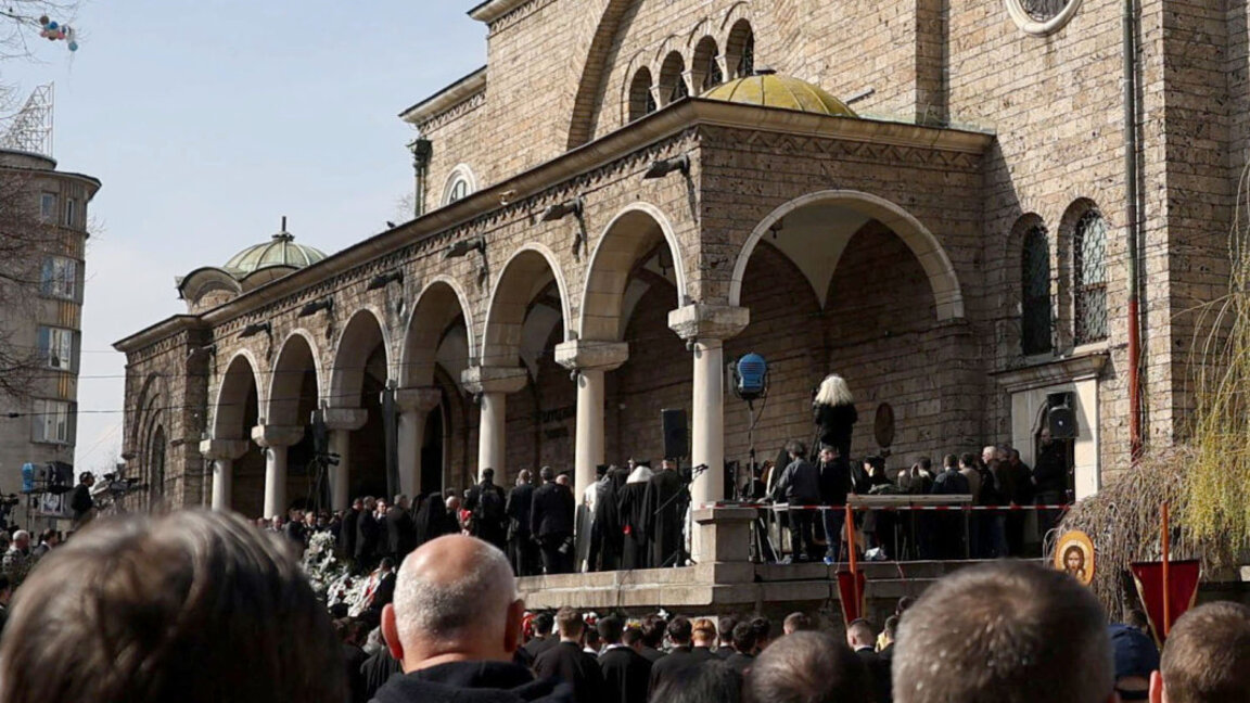 Патриарх Неофит беше погребан до гроба на Екзарх Йосиф от южната страна на храм "Света Неделя"