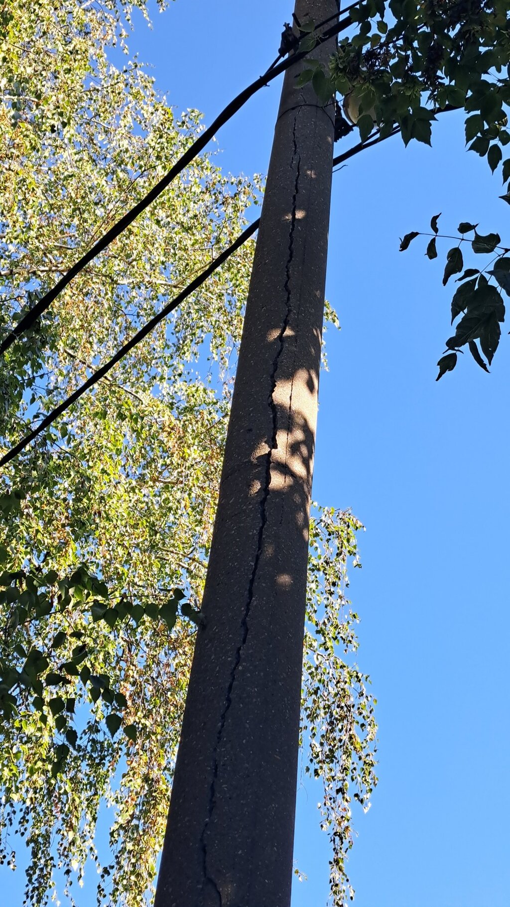 Повреден електрически стълб притеснява граждани във Видин