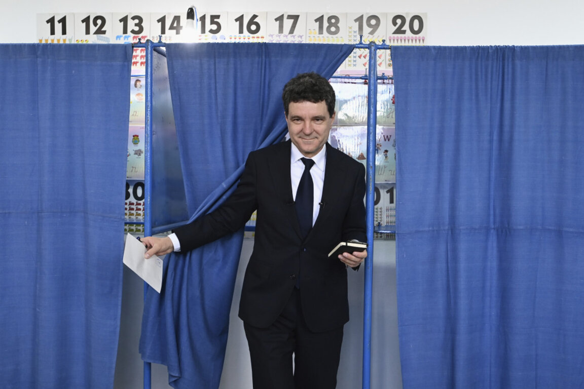 Никушор Дан избра да пусне бюлетина в малкия румънски град Фъгъраш, на 244 км от  столицата Букурещ.
"Дойдох в училището, в което учех", мотивира на живо във Фейсбук решението си Дан.