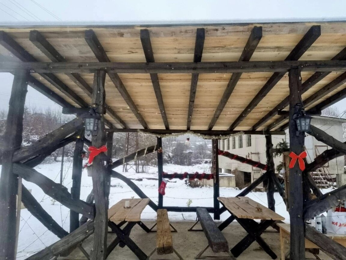 Парков кът в старинен стил изградиха край река Струма в с. Жабляно