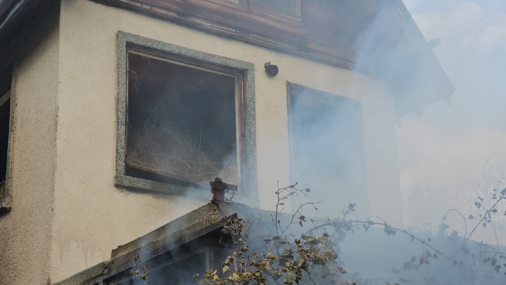 Овладян е пожарът във вилната зона на Сливен, 2 пожарни следят тлеещите огница