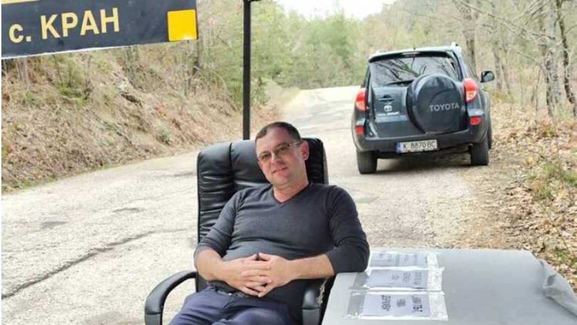 Kran köyü muhtarı iş yerini yol kenarına, açık havaya taşıdı