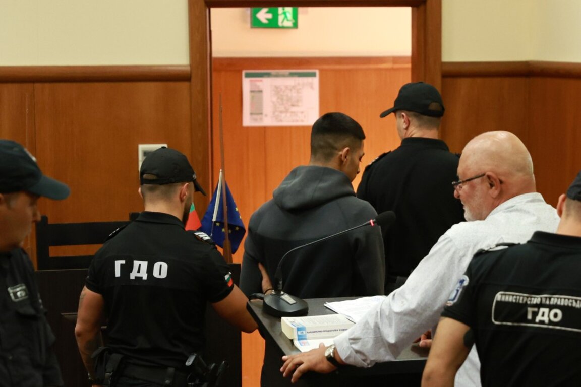 Съдът гледа мярката на 18-годишния Валентин Асенов, обвинен за катастрофата с АТВ на 14 юли в столичния квартал "Христо Ботев", при която загина един човек, а друг беше тежко ранен.