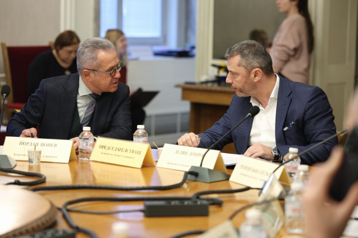 Народните представители Йордан Цонев (вляво) и Делян Добрев по време на заседанието на бюджетната комисия в НС - София, 14 януари 2025