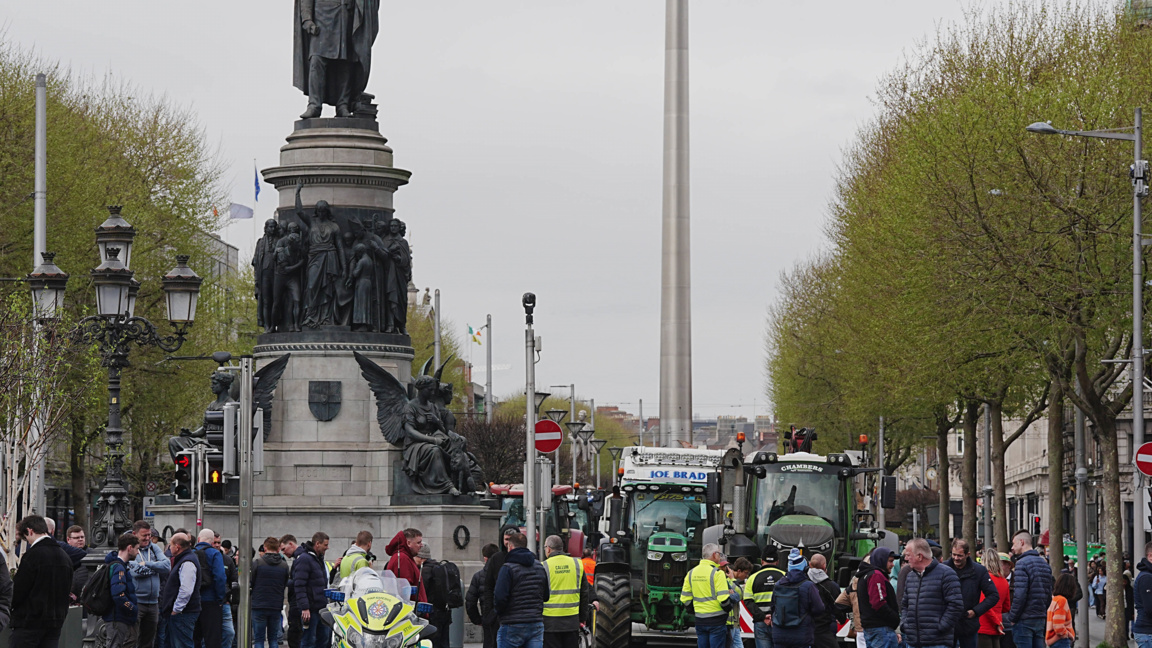 Протестиращи срещу цените на горивата са блокирали улица "О'Конъл" в Дъблин, Ирландия