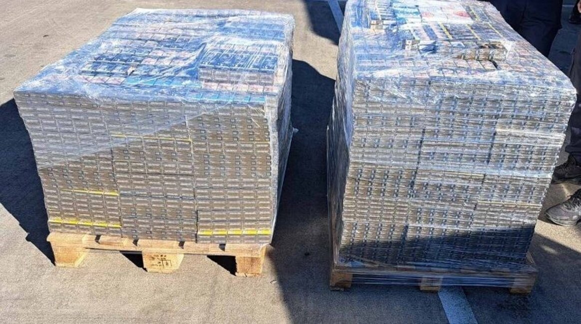 Двама задържани при операцията, разбила нелегална фабрика за цигари