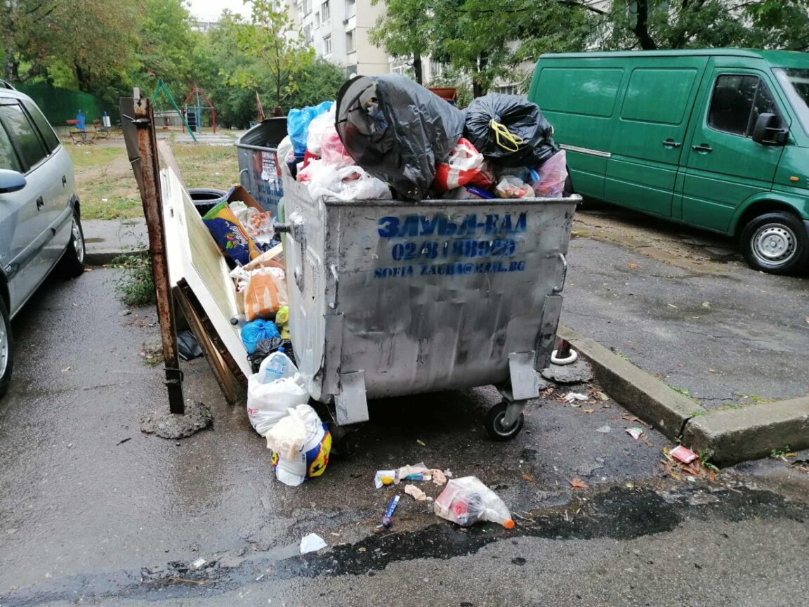 Затворници се включват в почистването на боклука в "Красно село" (ОБНОВЕНА)