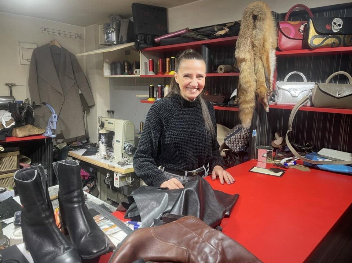 Ивелина от Стара Загора, която поправя обувки и майстори чанти