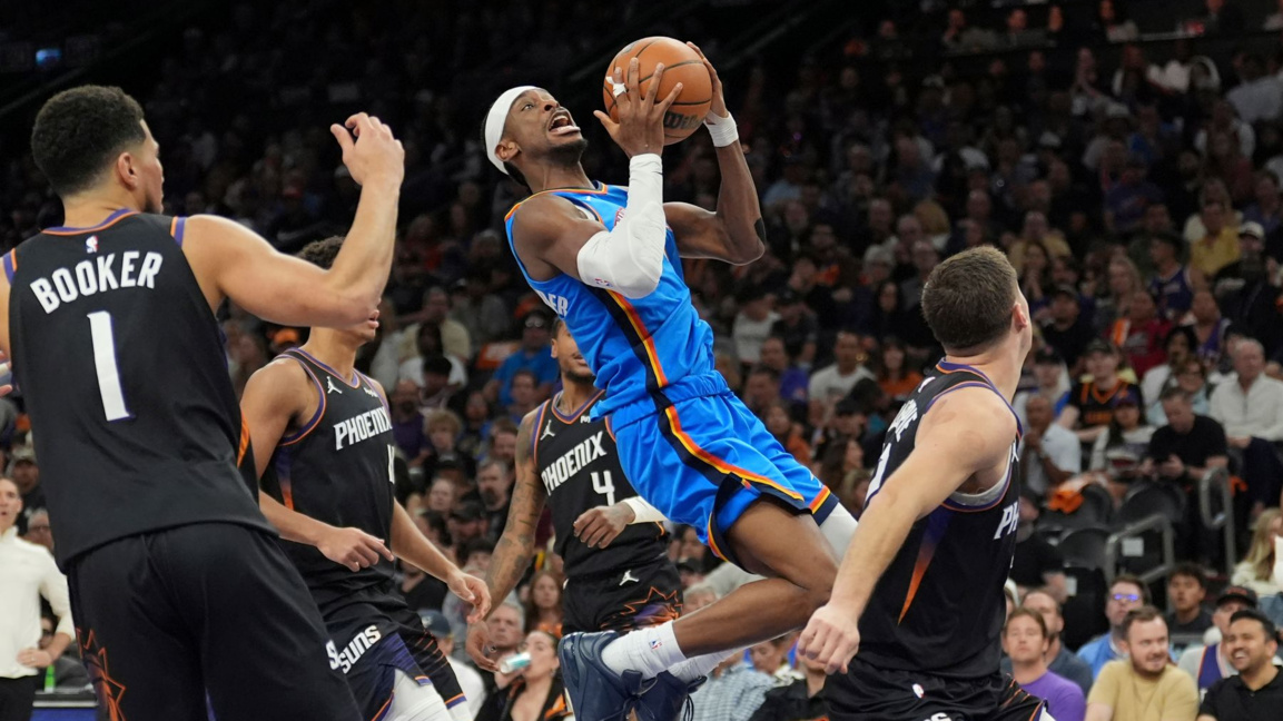 Шей Гилджъс-Алекзандър (с топката) наниза 31 точки за Оклахома срещу Финикс.