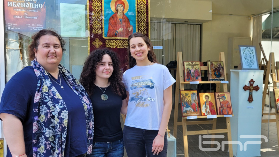 Илка Димитрова и нейните ученички Елица Тонкова и Димана Димитрова