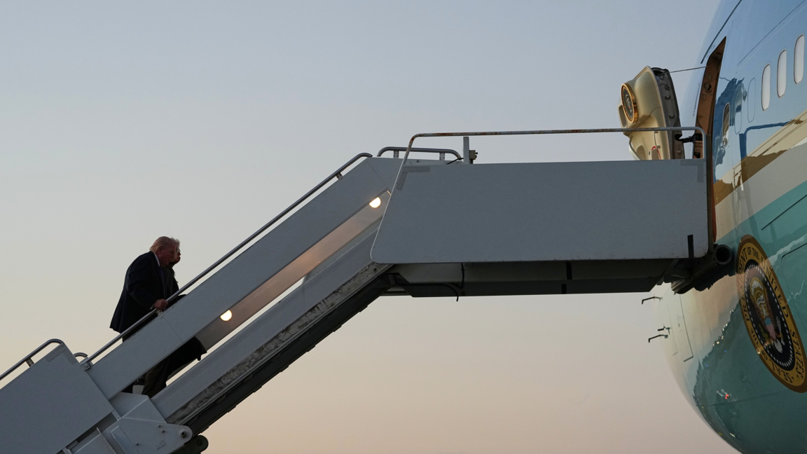 Президентът на САЩ Доналд Тръмп се качва на самолет на международното летище в Палм Бийч, Флорида