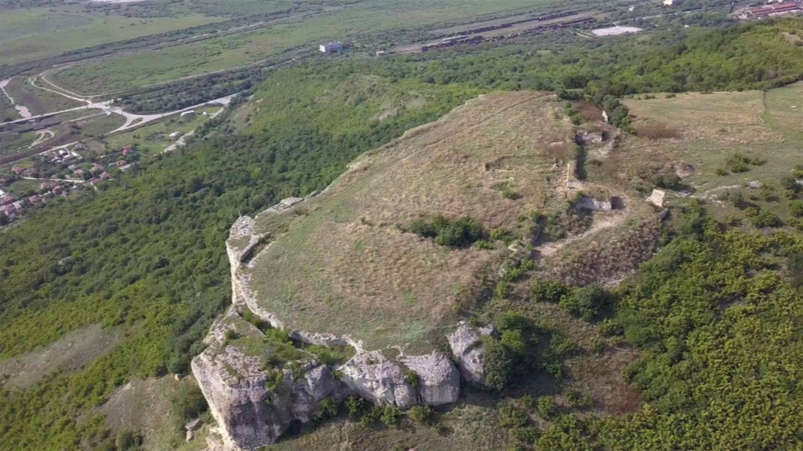 Петрич кале на врху Авренске висоравни