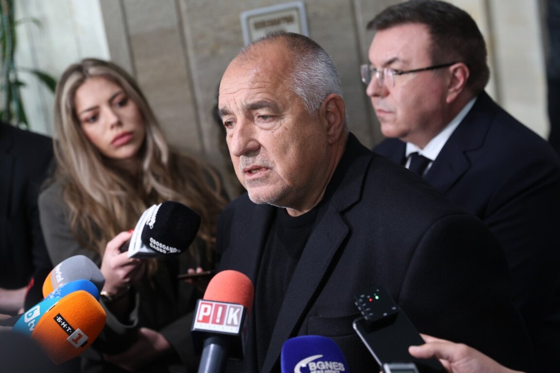 Бойко Борисов говори пред журналисти в кулоарите на парламента.