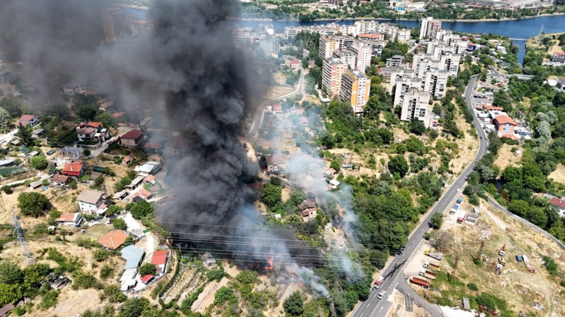 Пожар гори край "Възрожденци"