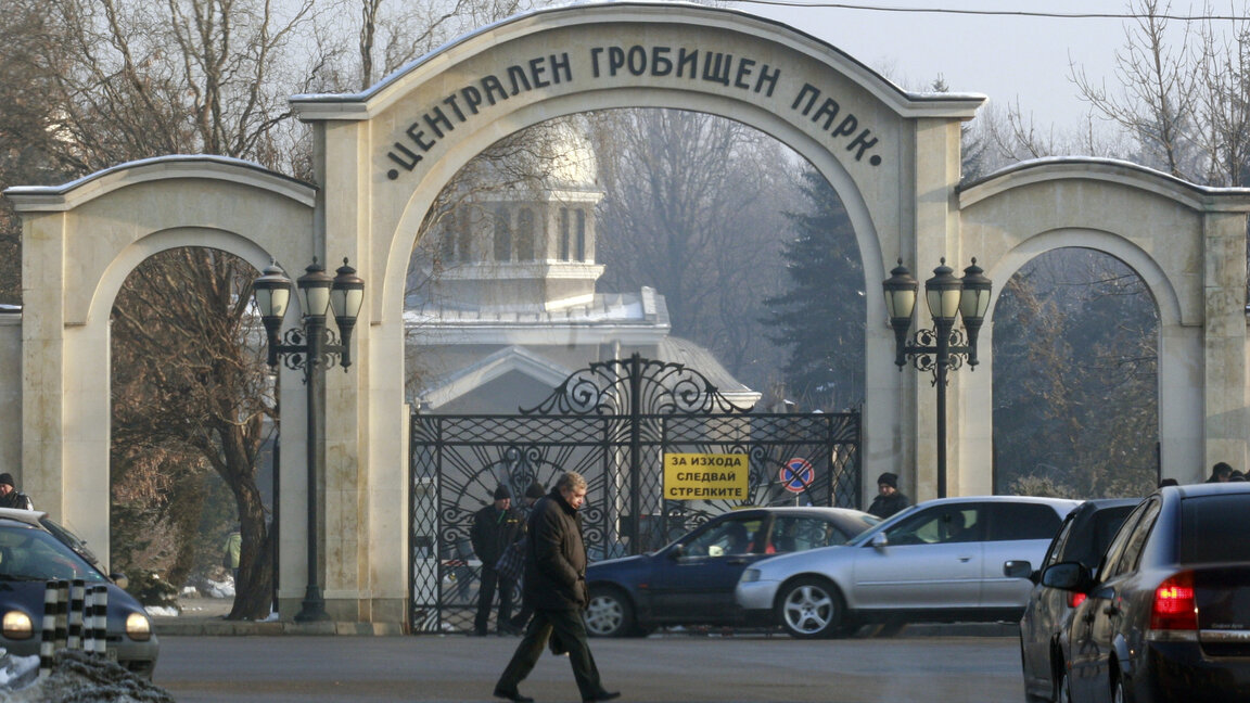 Общината почисти трите големи гробища в София преди Задушница