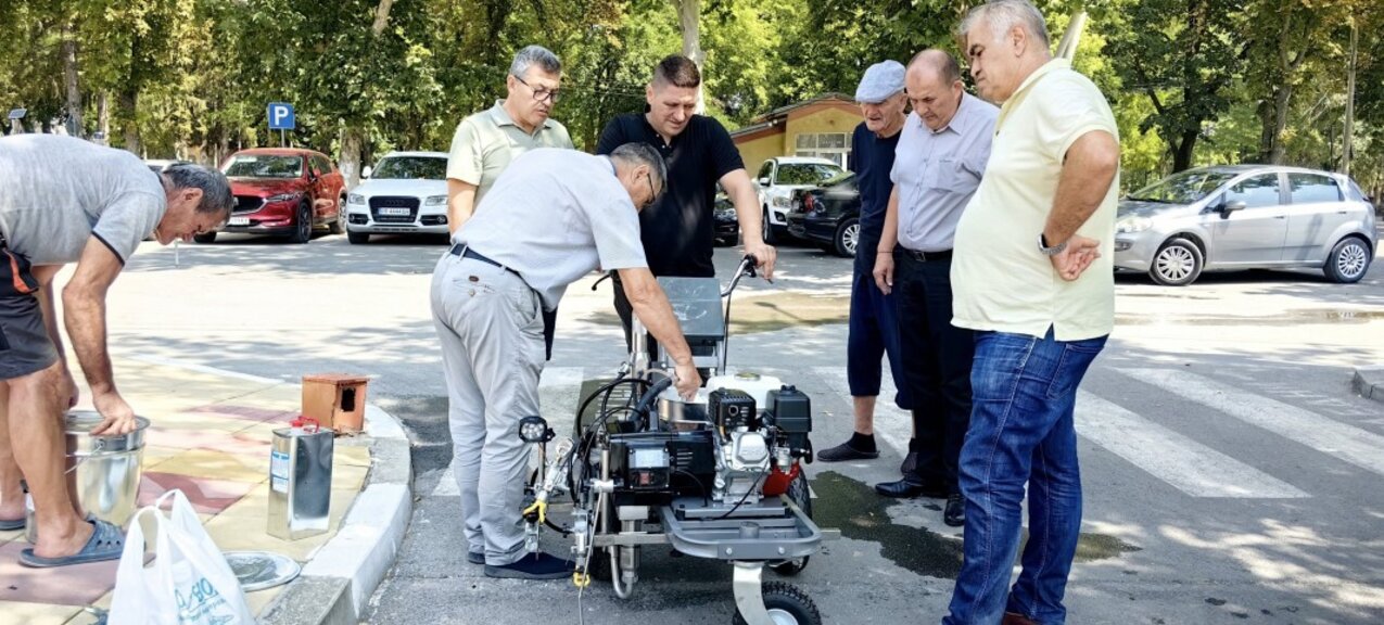 Общинска машина за пътна маркировка