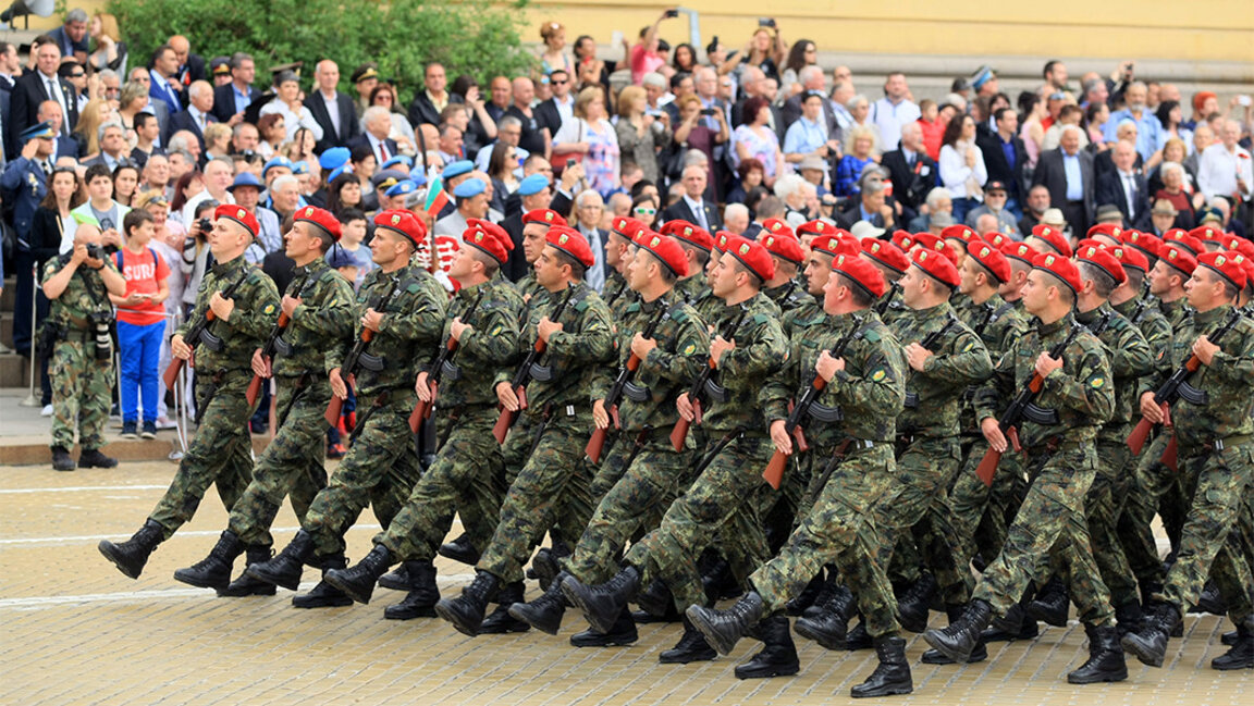 El ministro Zpryanov felicita a los militares búlgaros en misiones en el extranjero con motivo del 6 de mayo