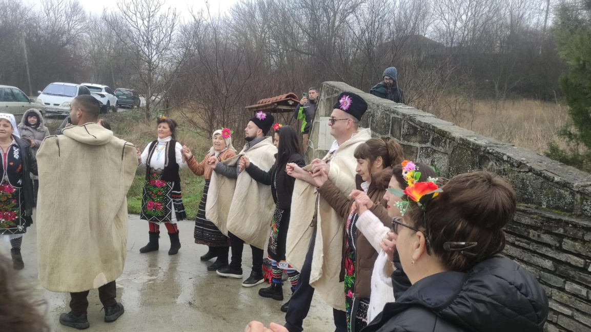 Обичаят "Иванови влачуги" в Караисен е уникален за България