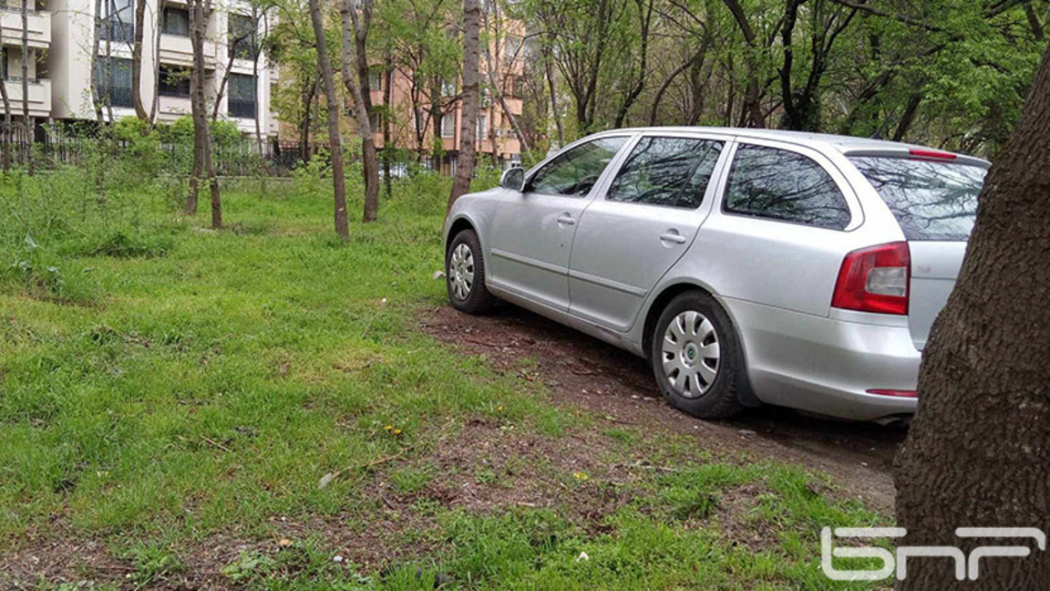 Ще ни излезе много скъпо, ако тръгнем да осигуряваме много на брой паркоместа за всички, предупреждават експерти по градоустройство.