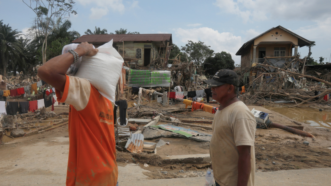 Над 1000 са жертвите на наводненията в Индонезия