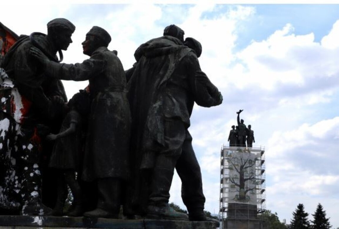 Un afiș pro-UE este agățat pe Monumentul Armatei Sovietice