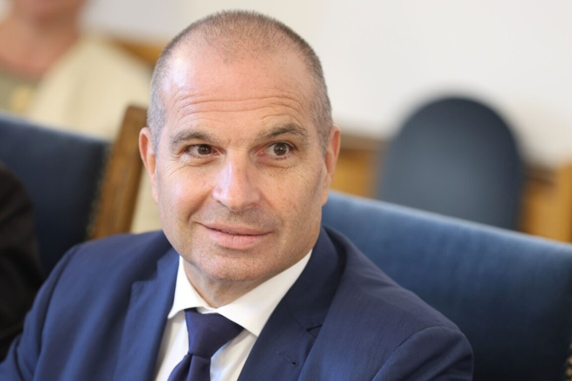 Вицпремиерът и министър на транспорта и съобщенията Гроздан Караджов