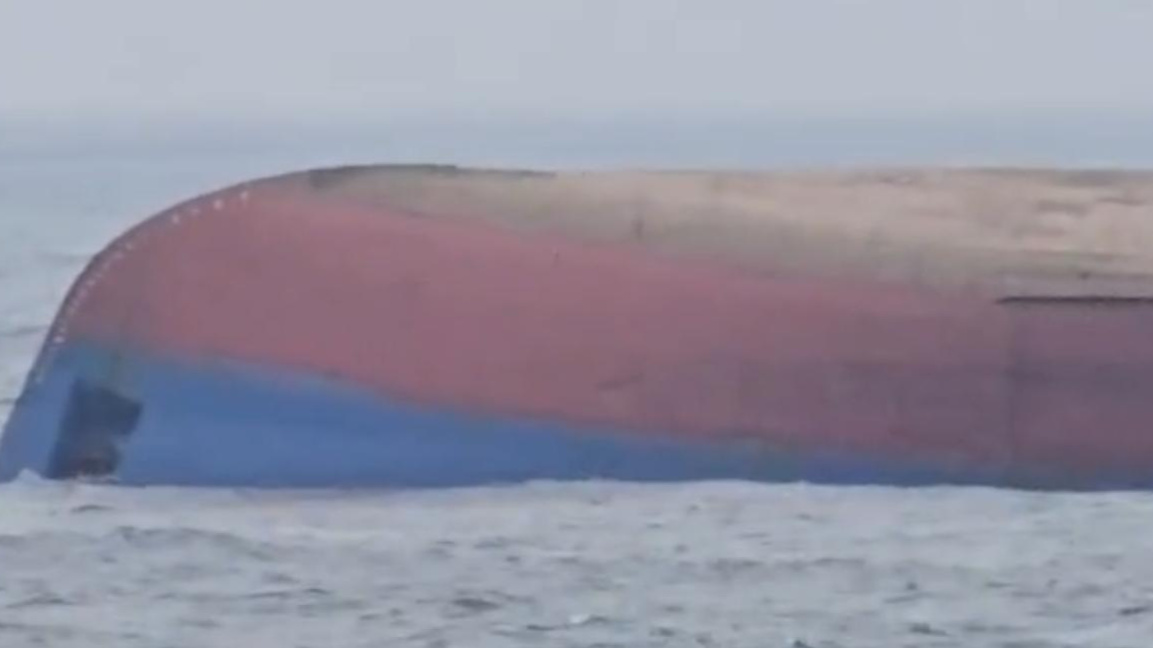 Румънската брегова охрана съобщи, че корабът, плаващ под флага на Коморските острови, е получил сериозни повреди и се е преобърнал, като съществува непосредствен риск да потъне. На снимката: плавателен съд на бреговата охрана и кораб на Румънската агенция за спасяване на човешки живот в морето (ARSVOM). На снимката е корабът „Хорив“ БГНЕС