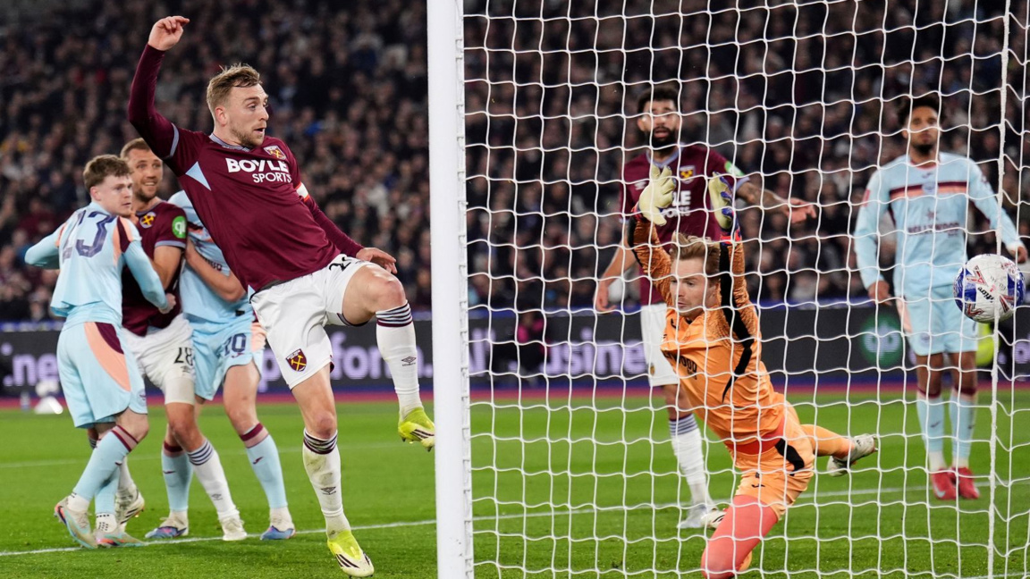 Боуен вкарва първия гол за Уест Хем срещу Брентфорд.